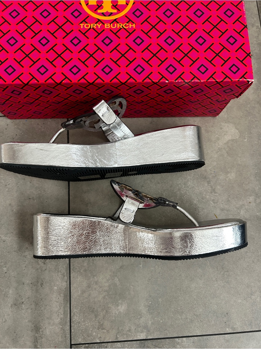 NEW Tory Burch Silver Metallic Miller Wedge Sandals 6.5 - Picture 5 of 9